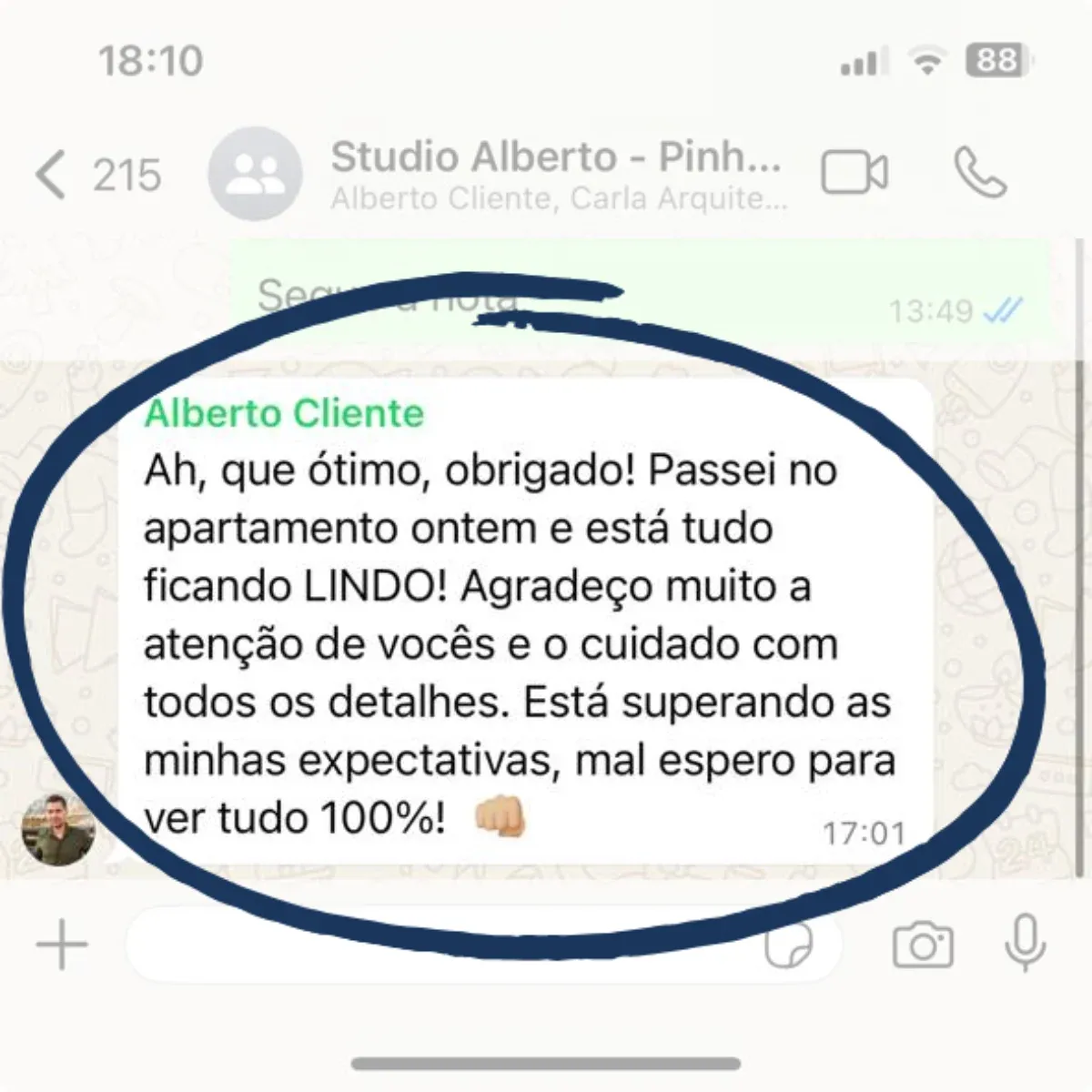 Screenshot de conversa no WhatsApp elogiando o cuidado com os detalhes da obra