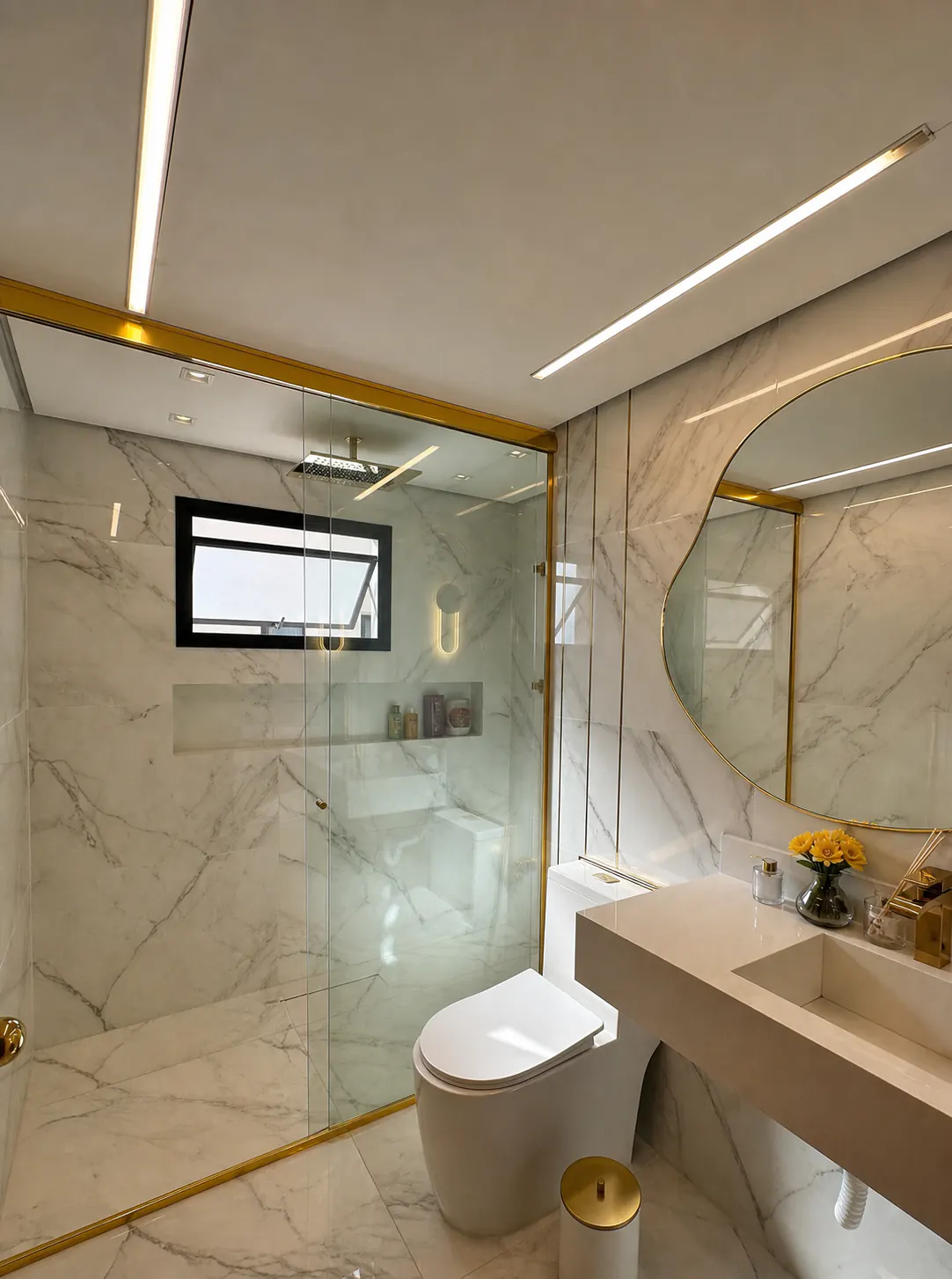 Banheiro de alto padrão com porcelanato marmorizado, box de vidro e espelho orgânico