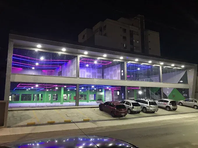 Fachada de academia reformada com iluminação moderna em LED