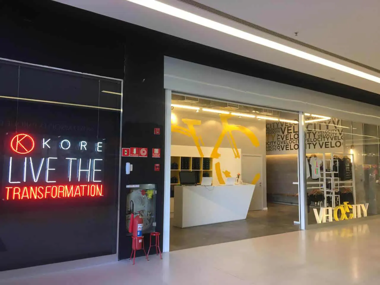 Loja comercial reformada em shopping com fachada de vidro e comunicação visual