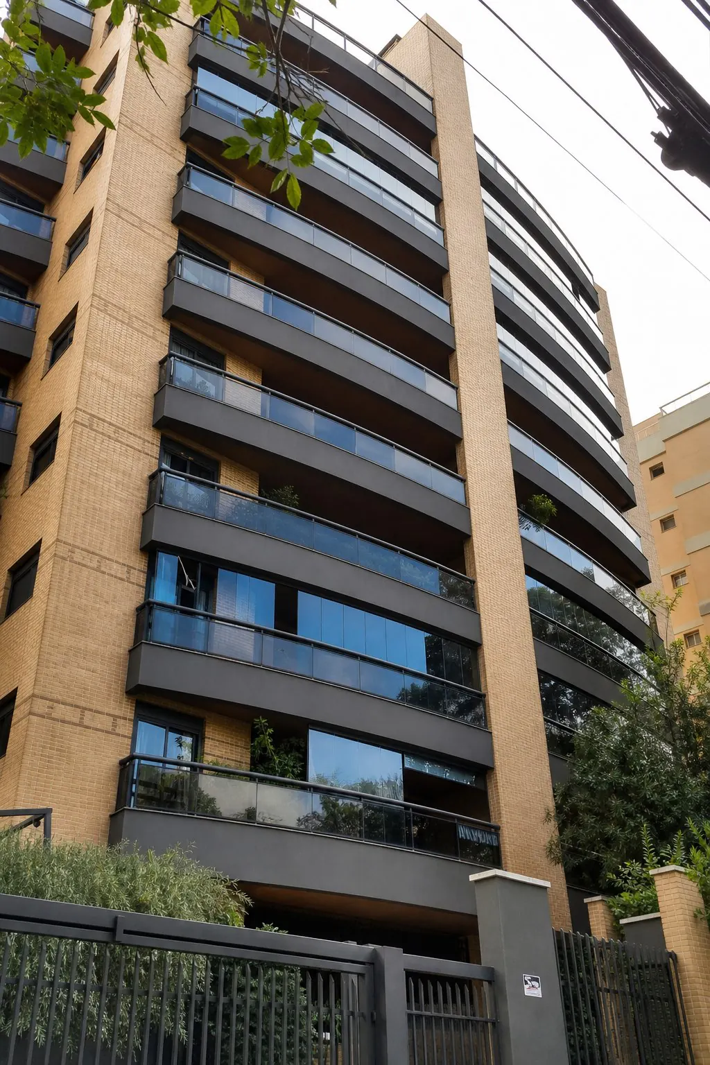 Fachada de edifício residencial reformada em Curitiba