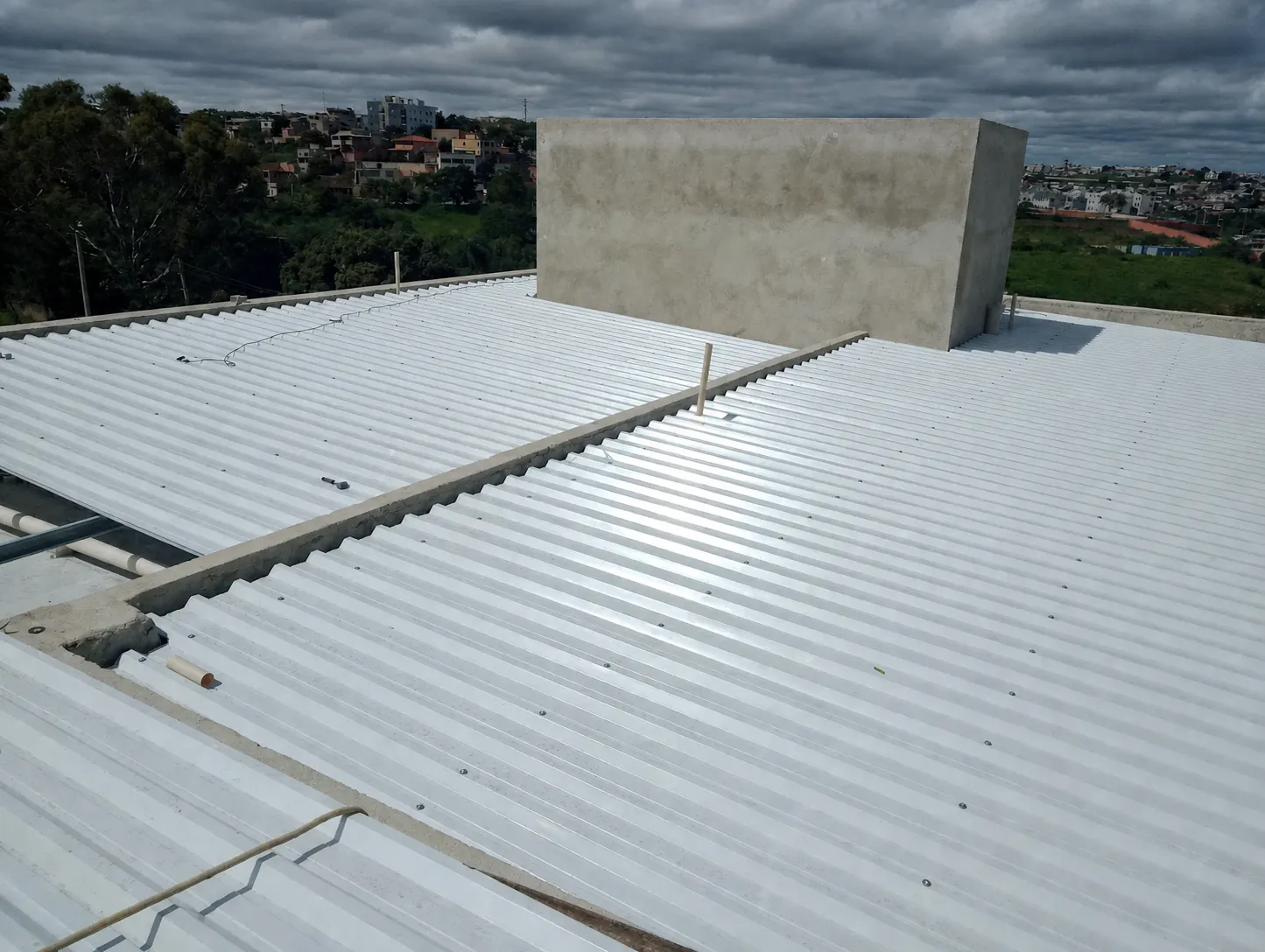 Cobertura metálica branca reformada em edifício residencial