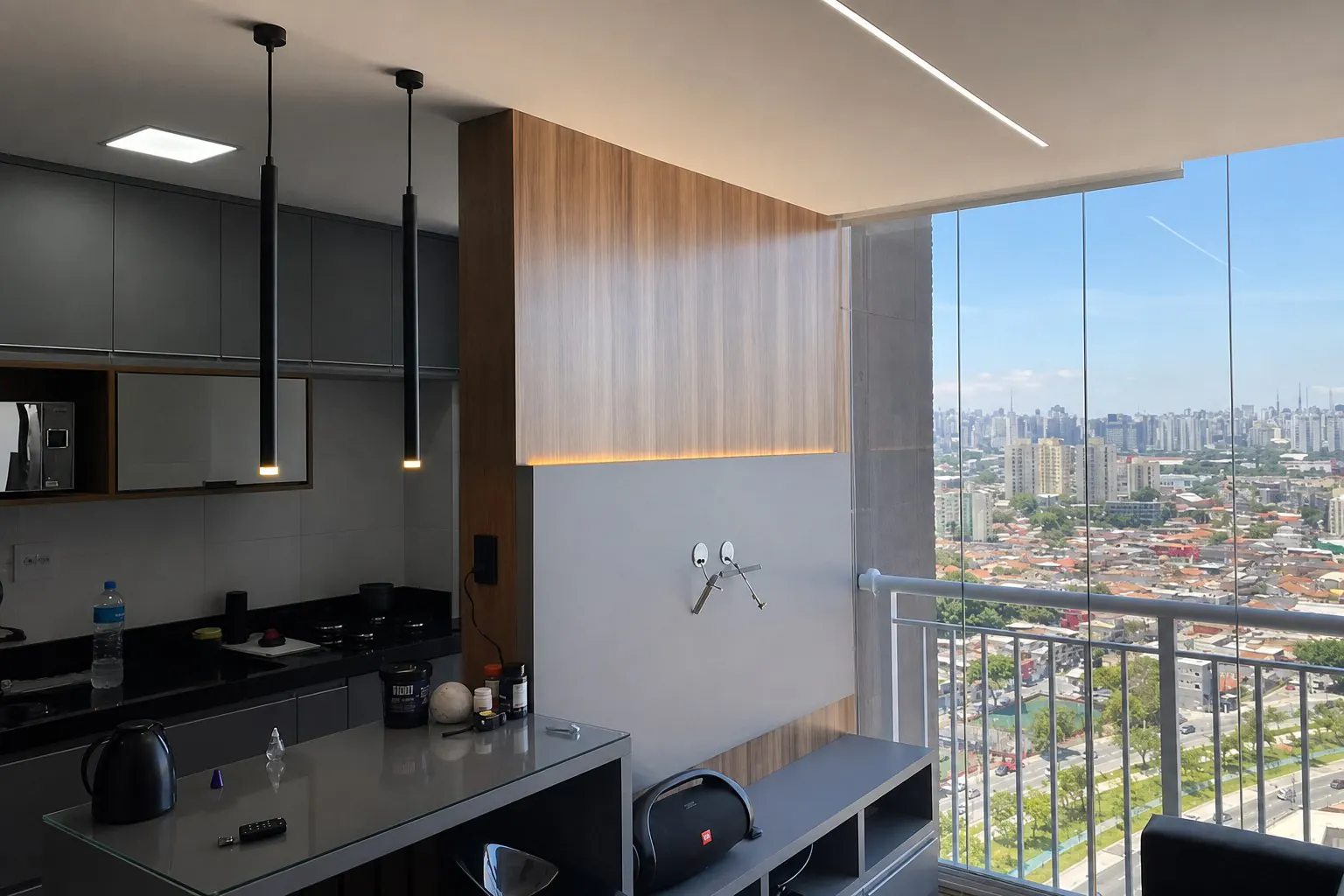 Apartamento reformado com cozinha integrada, varanda envidracada e vista da cidade