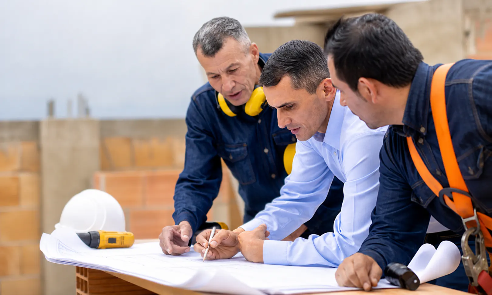 Equipe tecnica analisando o projeto de uma obra