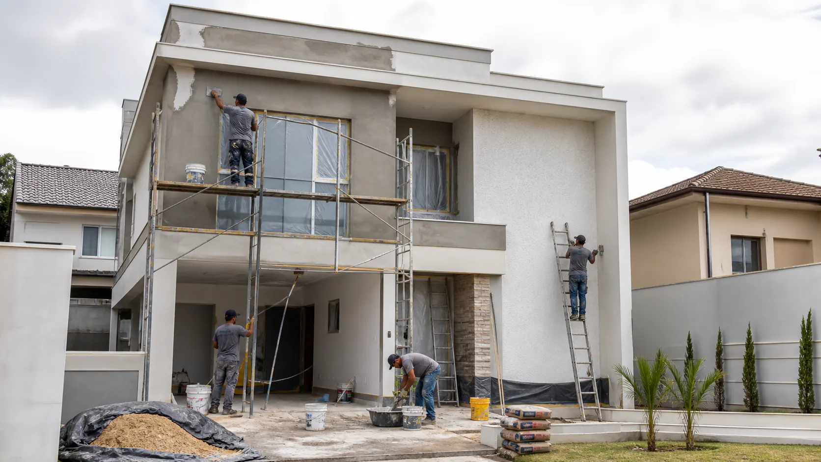 Fachada de casa em obra durante reforma residencial