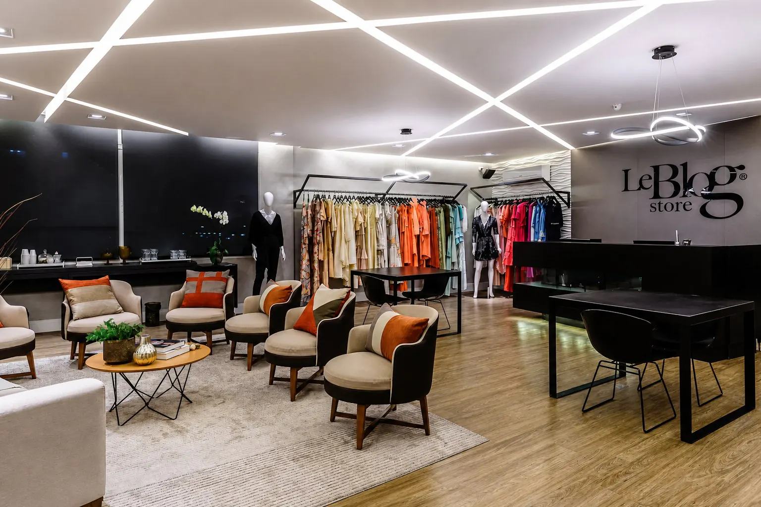 Loja de roupas reformada com iluminacao moderna e ambiente integrado