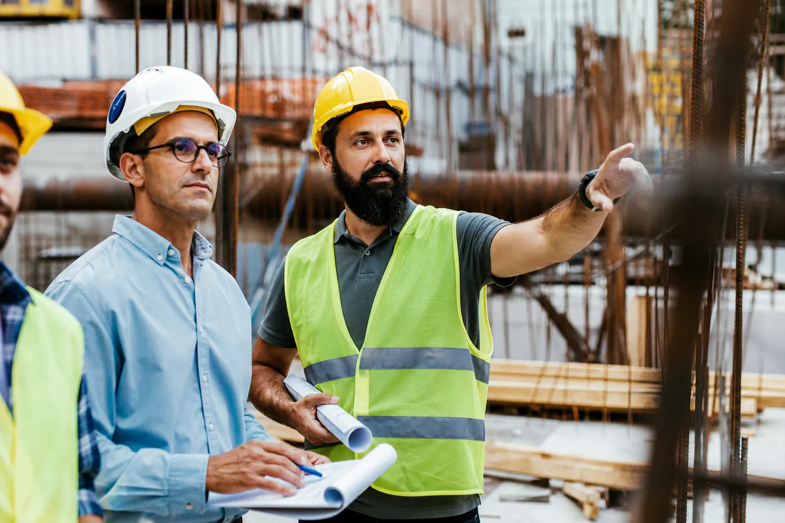 engenheiros acompanhando uma obra de reforma geral em Curitiba