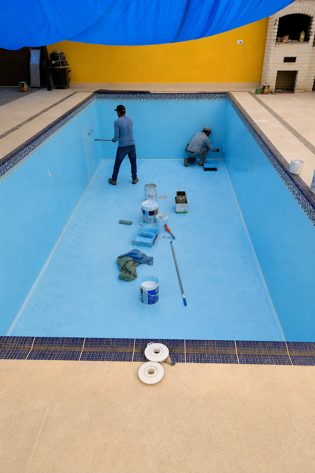 profissionais executando pintura e reforma de piscina em Curitiba