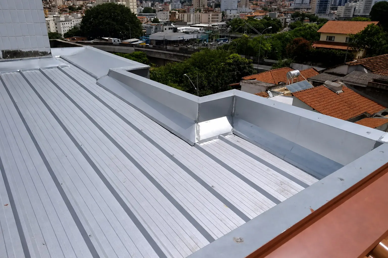 Cobertura metalica reformada com impermeabilizacao e acabamento